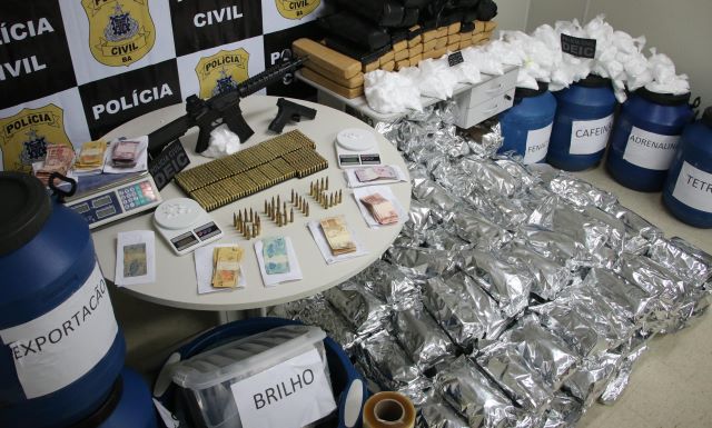 laboratorio-de-drogas-municao-e-fuzil