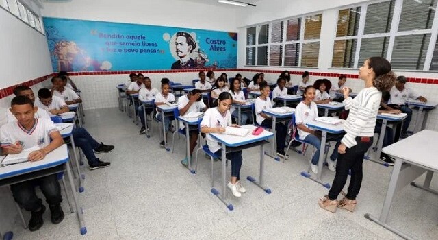 professores-e-alunos-Foto-Divulgacao-SEC-696x464-1-640x350-1