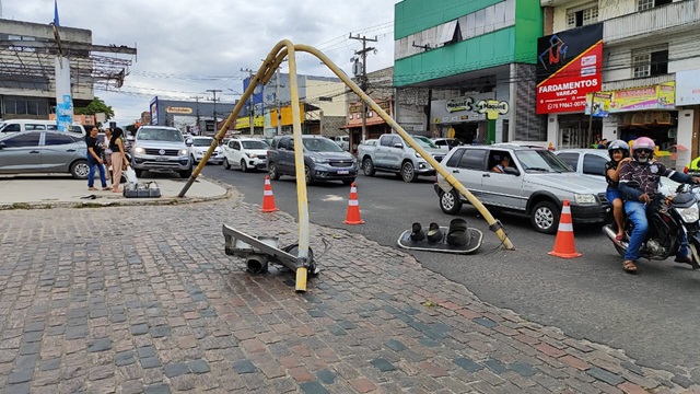 semaforo-danificado-Foto-Ed-Santos-Acorda-Cidade4