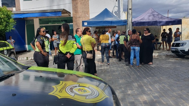 Agentes-de-transito-homenageiam-colega-e-filho-que-morreram-vitimas-de-acidente-em-Serrinha-ft-Aldo-Matos-1
