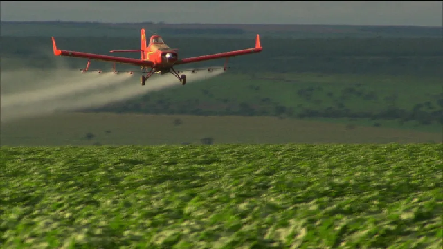 Aplicacao-de-agrotoxico-feita-por-aviao-E28094-Foto-GloboNews