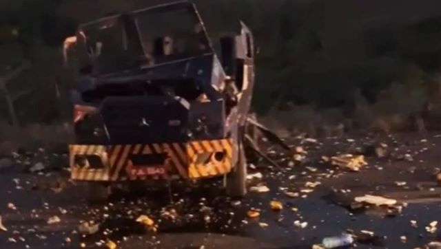 Carro-forte-fica-destruido-apos-ser-explodido-em-tentativa-de-roubo-na-Bahia