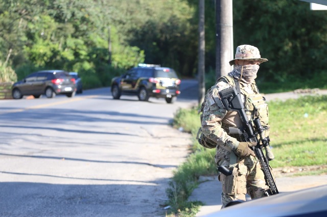 Ficco-Bahia-e-PM-localizam-traficantes-que-exibiam-armas-na-Ilha-de-Vera-Cruz