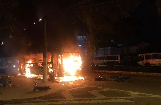 Onibus-foi-incendiado-apos-rebaixamento-do-Santos-na-Serie-B-ft-Silvio-Luizg1-Santos