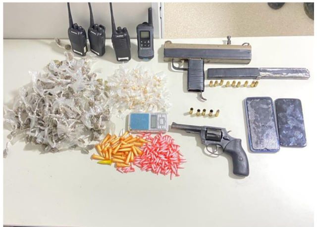 armas-radiocomunicadores-e-drogas-apreendidos