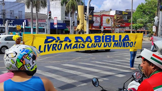 evangelismo-nas-sinaleiras-foto-ed-santos-acorda-cidade-dia-da-biblia