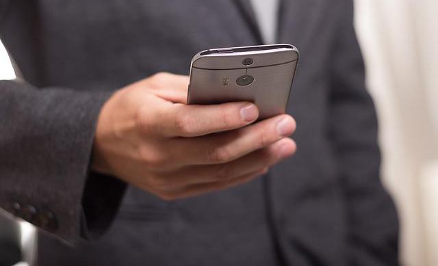 homem-olhando-o-smartphone-segurando-celular-foto-pixabay-1