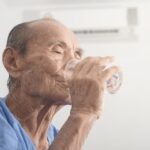idosos-calor-hidratacao-ft-freepik