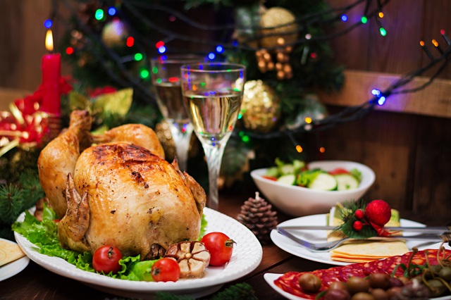 mesa-de-natal-servida-com-um-peru-decorado-com-enfeites-e-velas-brilhantes