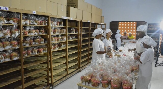 panetones-do-dispensario-santana-foto-ed-santos-acorda-cidade-10-640x350-1