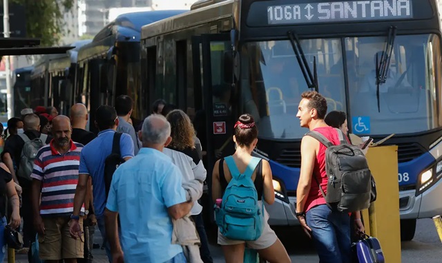 ponto-de-onibus-em-Sao-Paulo-fernando-frazao-ag-brasil