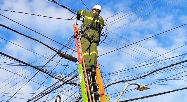 poste-de-energia-eletrica-neoenergia-coelba-foto-ed-santos-acorda-cidade-640x350-1