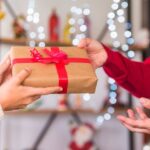 troca-de-presentes-natal-freepik