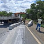 ACIDENTE-carga-de-postes-retirada-br-030-em-caetite-ba