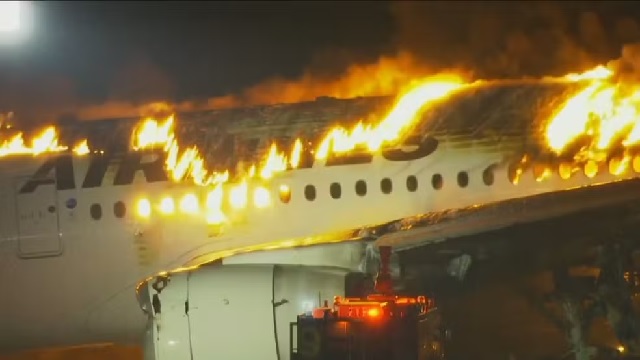 Aeronave-da-Japan-Airlines-pega-fogo-em-aeroporto-de-Toquio-no-dia-2-de-janeiro-de-2024-Foto-GloboNews-Reproducao