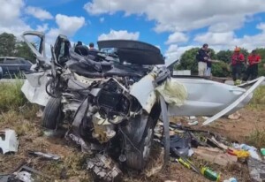 Caminhonete-fica-destruida-apos-colisao-frontal-na-Bahia-Foto-Reproducao-TV-Subae-300x206-1