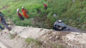 Duas-pessoas-morrem-apos-carro-cair-de-ponte-e-ficar-parcialmente-submerso-em-rio-na-Bahia-Foto-Reproducao-PRF-300x168-1