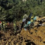 Equipes-de-resgate-trabalham-em-area-de-deslizamento-de-terra-na-Colombia-Foto-AFP-Policia-colombiana-300x193-1