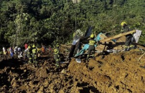 Equipes-de-resgate-trabalham-em-area-de-deslizamento-de-terra-na-Colombia-Foto-AFP-Policia-colombiana-300x193-1