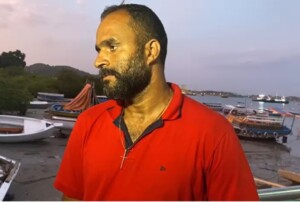 Flankel-Menezes-dono-de-embarcacoes-que-socorreram-pessoas-no-naufragio-em-Madre-de-Deus-300x202-1