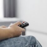 Foto-FREEPIK-Pessoa-usando-controle-remoto-300x200-1