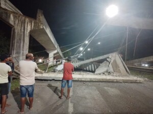 Foto-acidente-em-passarela-berimbau-redes-sociais-300x225-1