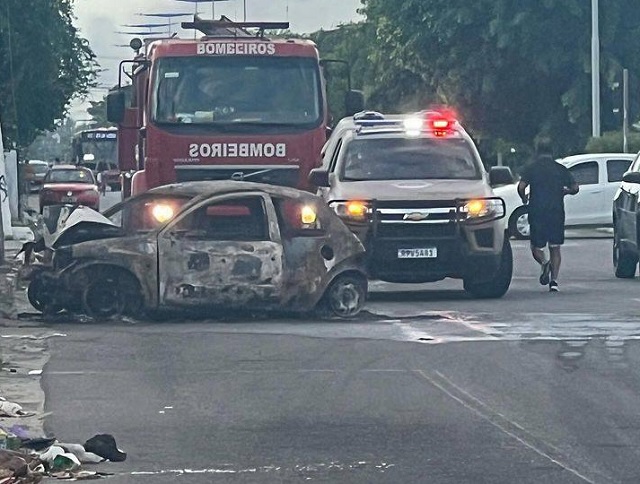 Homem-bate-carro-em-poste-Foto-Enviada-pelo-WhatsApp
