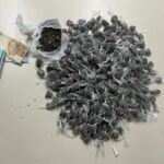 Homem-e-conduzido-por-suspeita-de-trafico-de-drogas-no-bairro-Queimadinha