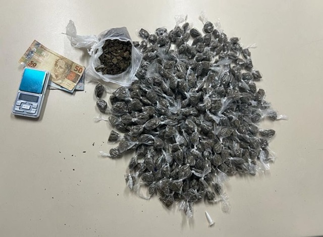 Homem-e-conduzido-por-suspeita-de-trafico-de-drogas-no-bairro-Queimadinha
