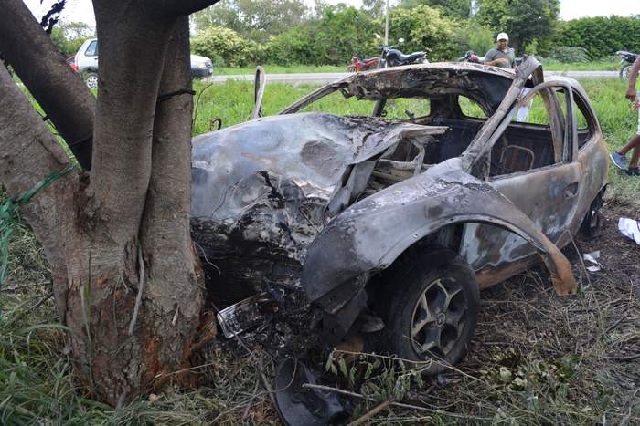 Homem-morre-carbonizado-na-BA-262-apos-carro-colidir-com-animal-e-arvore-Foto-Blog-do-Anderson