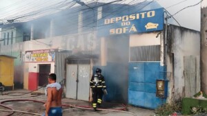 Incendio-em-deposito-de-sofa-Foto-Ed-Santos-Acorda-Cidade-300x169-1