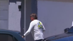 Jair-Bolsonaro-chega-em-casa-de-Angra-dos-Reis-RJ-alvo-de-busca-e-apreensao-Foto-GloboNews-Reproducao-300x169-1
