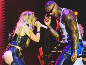 Leo-Santana-e-Luiza-Sonza-no-FV-2024-Foto-Assessoria-Festival-de-Verao-300x226-1