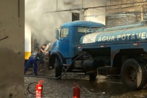 Loja-de-motos-pega-fogo-em-Brumado-Foto-WhatsApp-Achei-Sudoeste-300x200-1