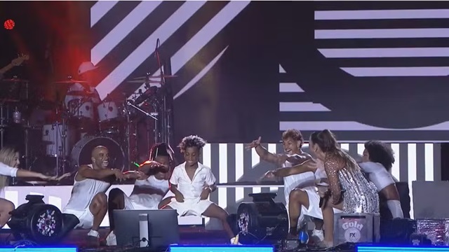 Menino-e-convidado-por-Ivete-Sangalo-para-dancar-em-palco-do-Festival-da-Virada-Salvador-ft-reproducao-TV-Bahia