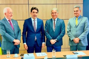 Ministro-de-Portos-e-Aeroportos-se-reune-com-Ze-Neto-e-Seinfra-300x198-1