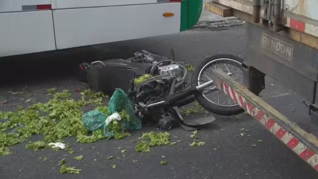Motociclista-morre-apos-bater-em-caminhao-Foto-Reproducao-TV-Bahia
