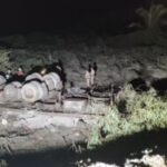 Motorista-morre-apos-carreta-capotar-em-Sao-desiderio-Foto-Divulgacao-Corpo-de-Bombeiros-300x188-1