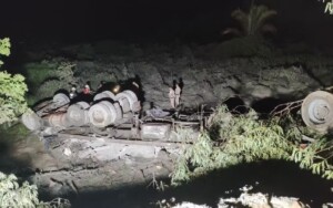 Motorista-morre-apos-carreta-capotar-em-Sao-desiderio-Foto-Divulgacao-Corpo-de-Bombeiros-300x188-1