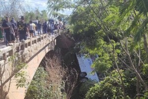 Onibus-caiu-de-ponte-apos-se-envolver-em-acidente-com-outros-tres-veiculos-Foto-Redes-Sociais-300x201-1