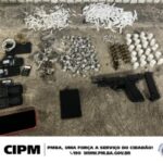 PM-liberta-refens-apreende-arma-drogas-e-prende-suspeitos-em-Salvador-Foto-Reproducao-PM-300x240-1