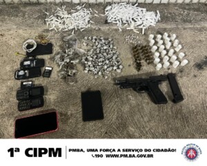 PM-liberta-refens-apreende-arma-drogas-e-prende-suspeitos-em-Salvador-Foto-Reproducao-PM-300x240-1