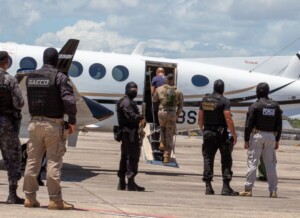 PMs-presos-na-Operacao-El-Patron-sao-transferidos-para-presidio-federal-300x218-1