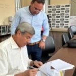 Prefeito-Colbert-Martins-e-secretario-Alexandre-Monteiro-acordo-de-cooperacao-tecnica-do-projeto-Mais-Previdencia-Brasil-300x151-1