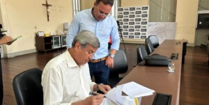 Prefeito-Colbert-Martins-e-secretario-Alexandre-Monteiro-acordo-de-cooperacao-tecnica-do-projeto-Mais-Previdencia-Brasil-300x151-1