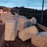 Rodotrem-carregado-com-algodao-tomba-na-BR-324-foto-apulo-jose-acorda-cidade