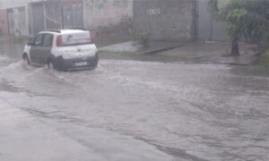 Rua-Arnold-Silva-no-bairro-Queimadinha-durante-chuva-300x180-1
