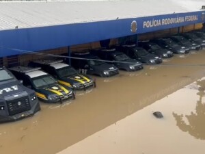 Viaturas-da-PRF-e-da-PM-ficam-embaixo-dagua-em-quarteis-apos-chuvas-no-RJ-Foto-Reproducao-G1-300x225-1