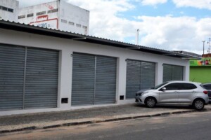 a-Modulo-comercial-com-11-box-ao-fundo-do-feiraguay-Foto-Izinaldo-Barreto-300x200-1