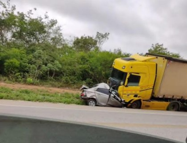 acidente-na-br-116-no-centro-sul-baiano-carreta-e-carro-ft-blog-do-anderson